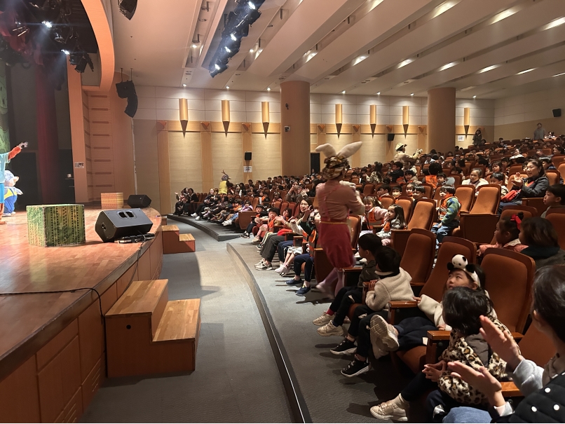 연수구육아종합지원센터는 지난 28일 연수아트홀에서 연수구 관내 어린이집 원생들을 대상으로 장애인식개선 어린이뮤지컬 나무늘보 릴렉스를 선보였다